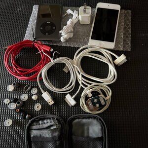 Apple iPod Classic 6 Ge 120GB + iPod Touch 5 Gen + Remote A1018 + Earbuds Bundle